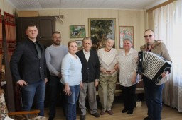 Администрация КЦ «Архангельское» и волонтёры фонда «Доброе дело» посетили ветеранов труда